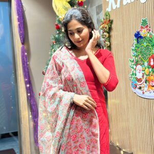 Red mirror work kurta & green kotta dupatta