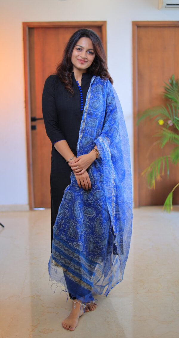 Black kurta & indigo blue kotta dupatta