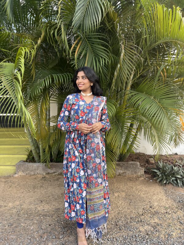 Navy blue inverted yoke kurta & kotta dupatta