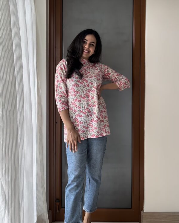 White pink leaf round collar short top